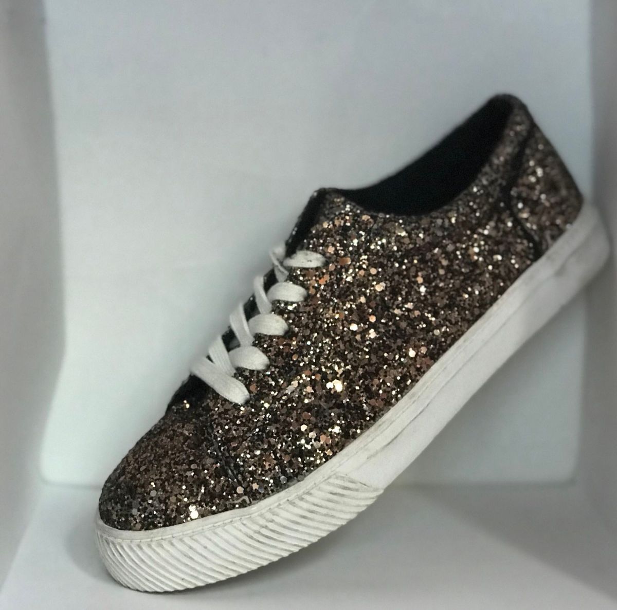 tenis preto brilhante feminino