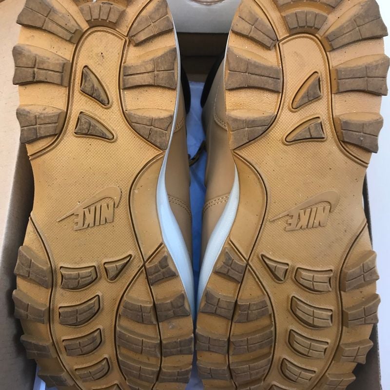 Nike manoa wheat top