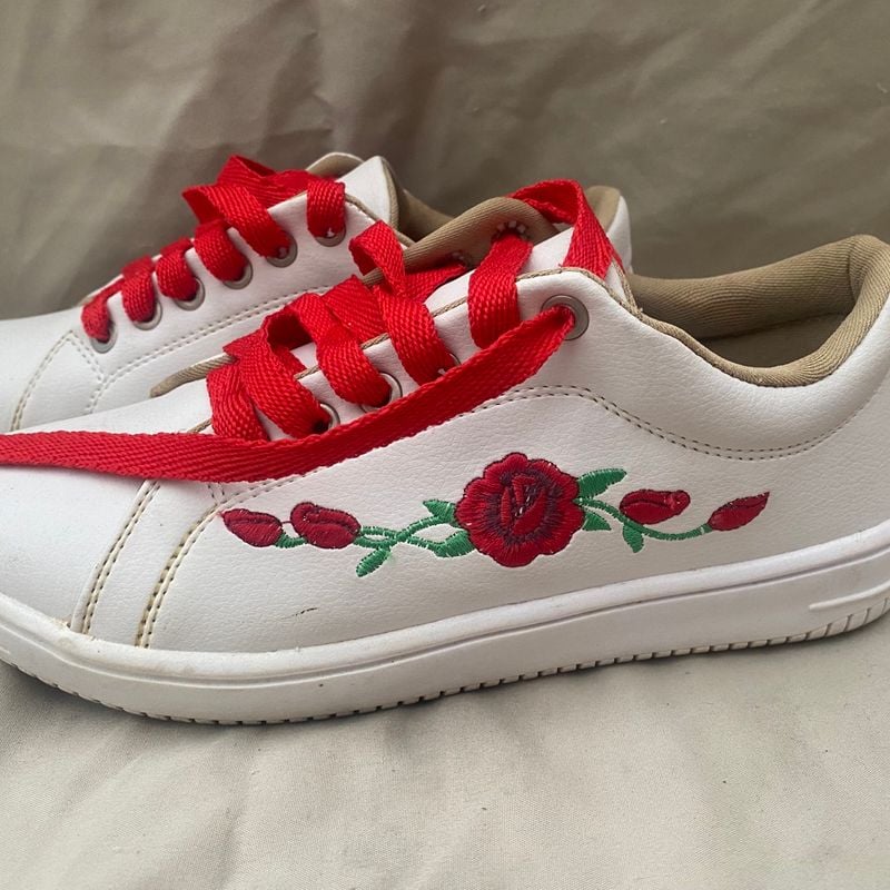 Tenis shops com rosas bordadas