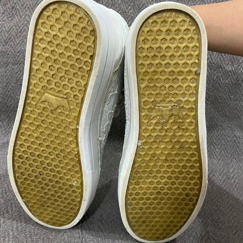 Tênis Branco Cano Médio com Renda Logus Logus Nunca Usado