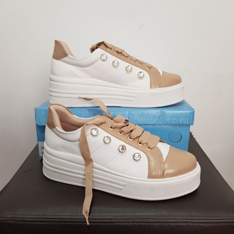 Tenis branco best sale com pedraria