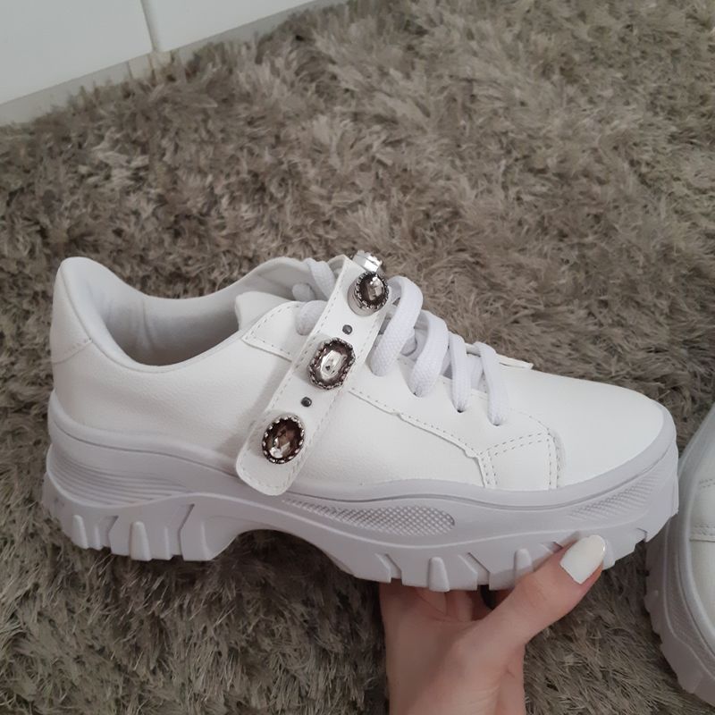 Tenis branco com store pedras