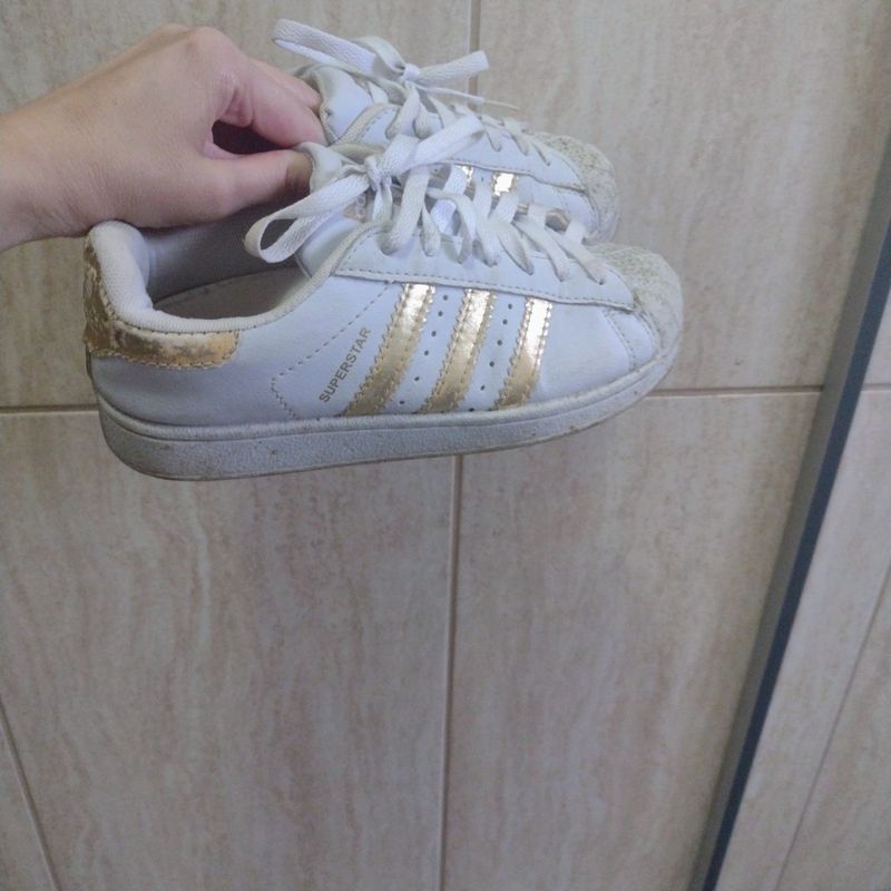 Tenis adidas branco hot sale com dourado feminino