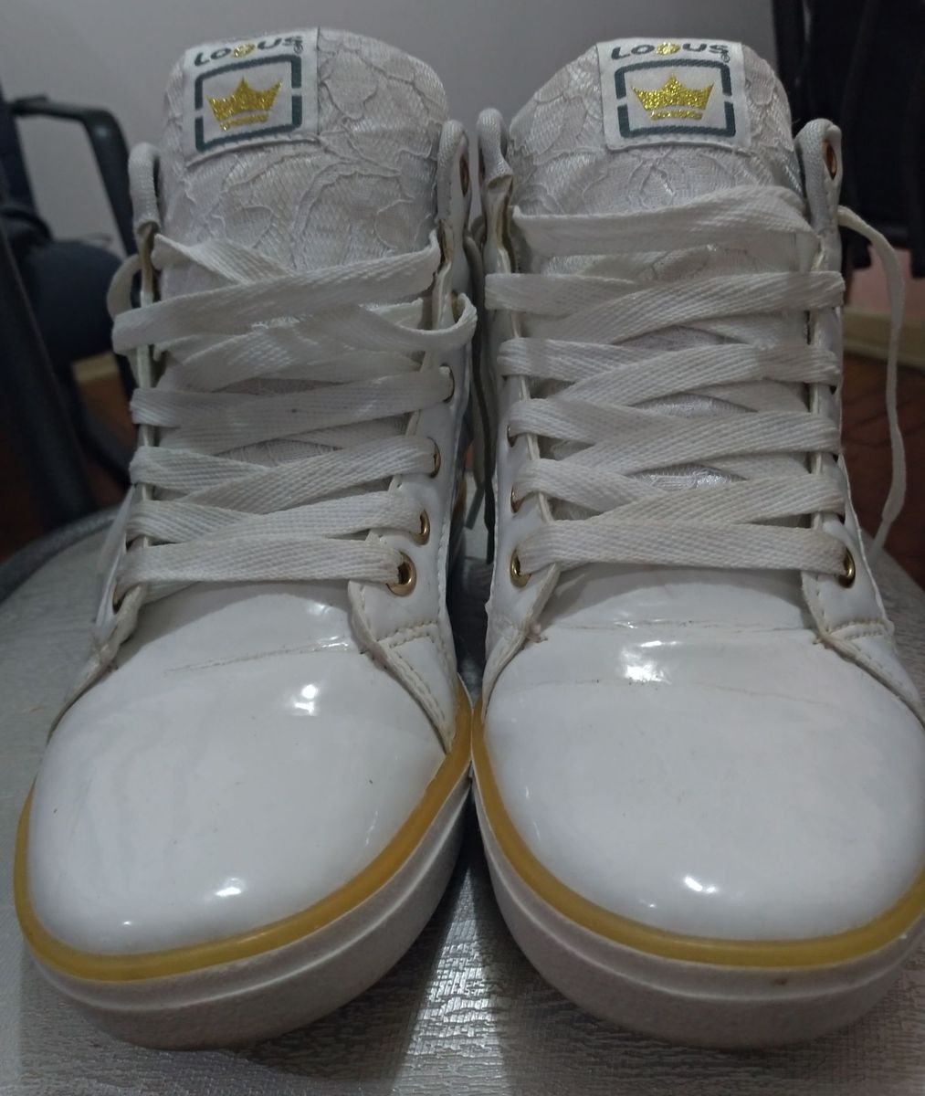 tenis branco envernizado