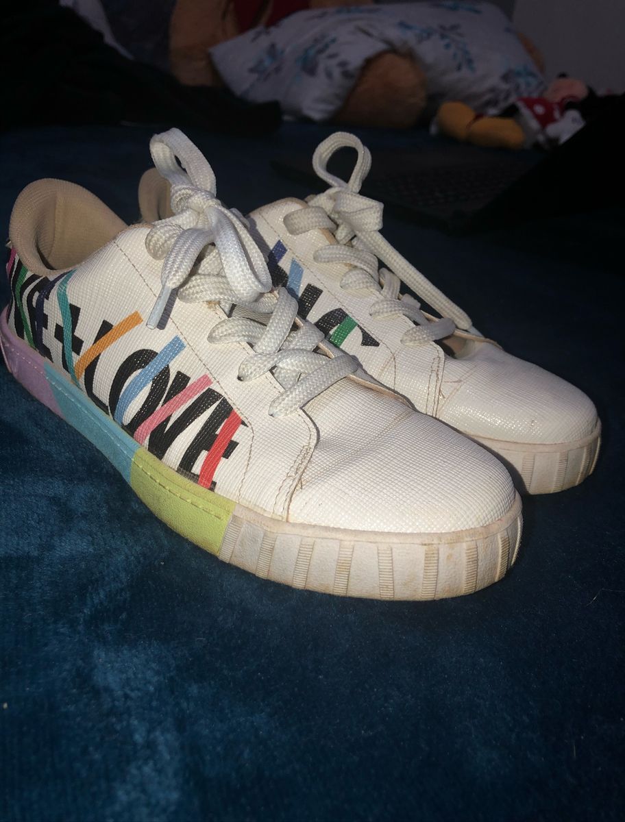 tenis branco escrito