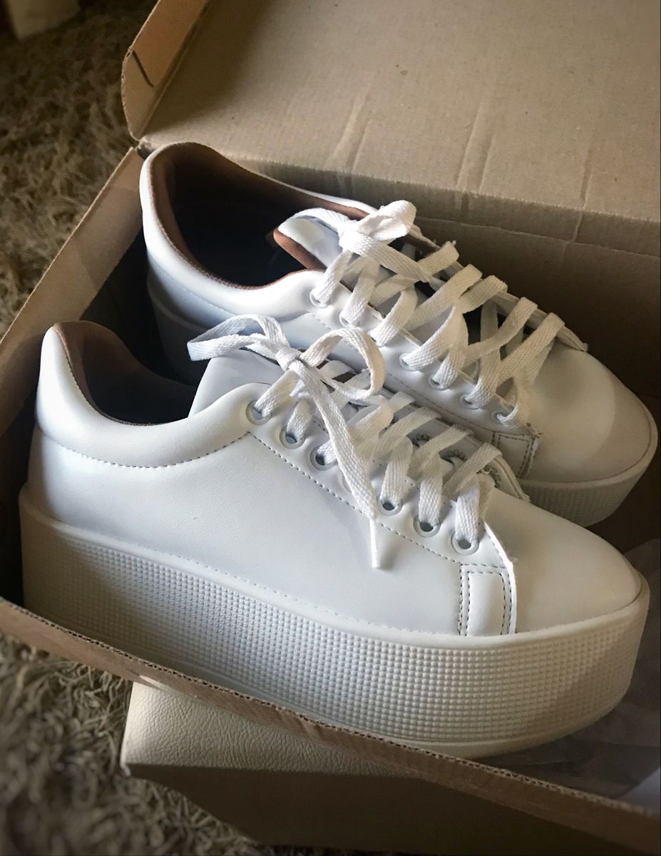 tenis branco caixa alta
