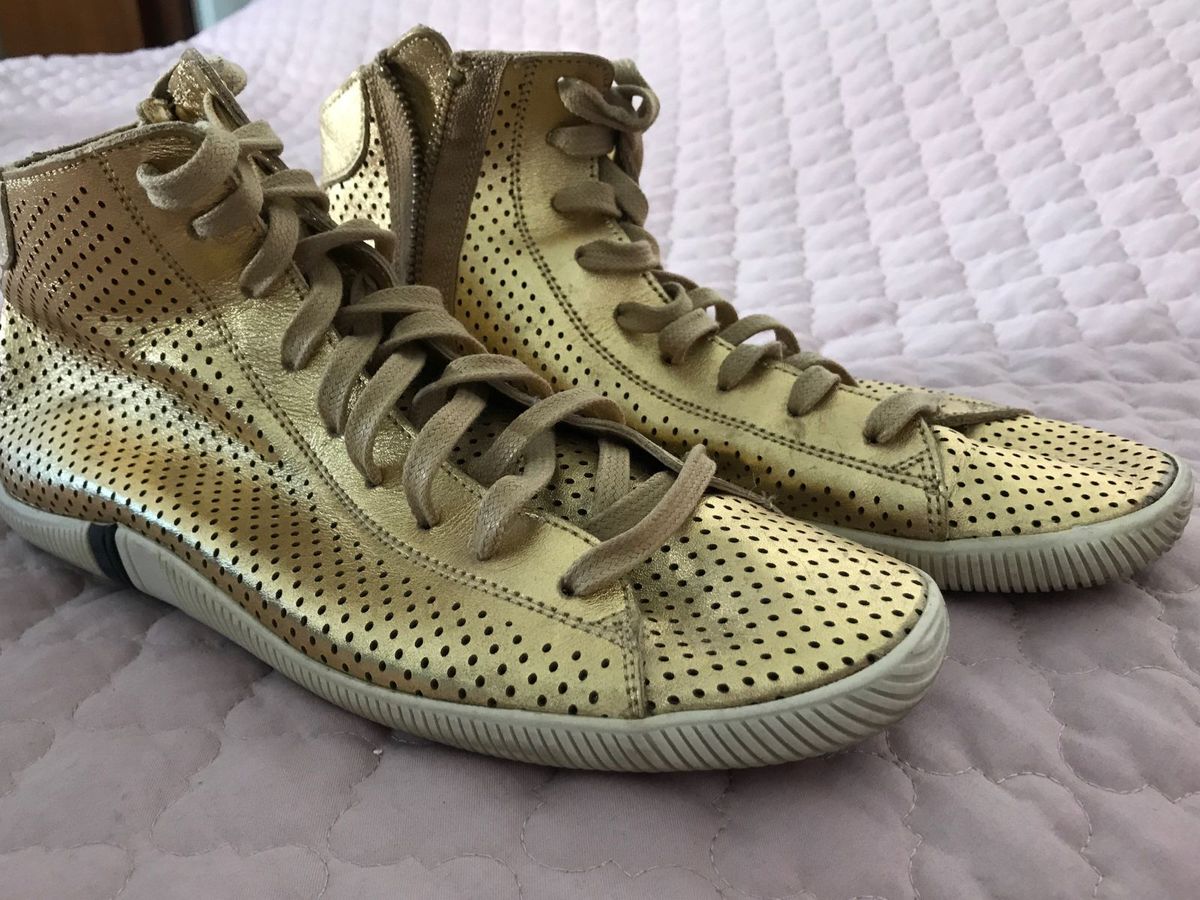 tenis dourado cano alto