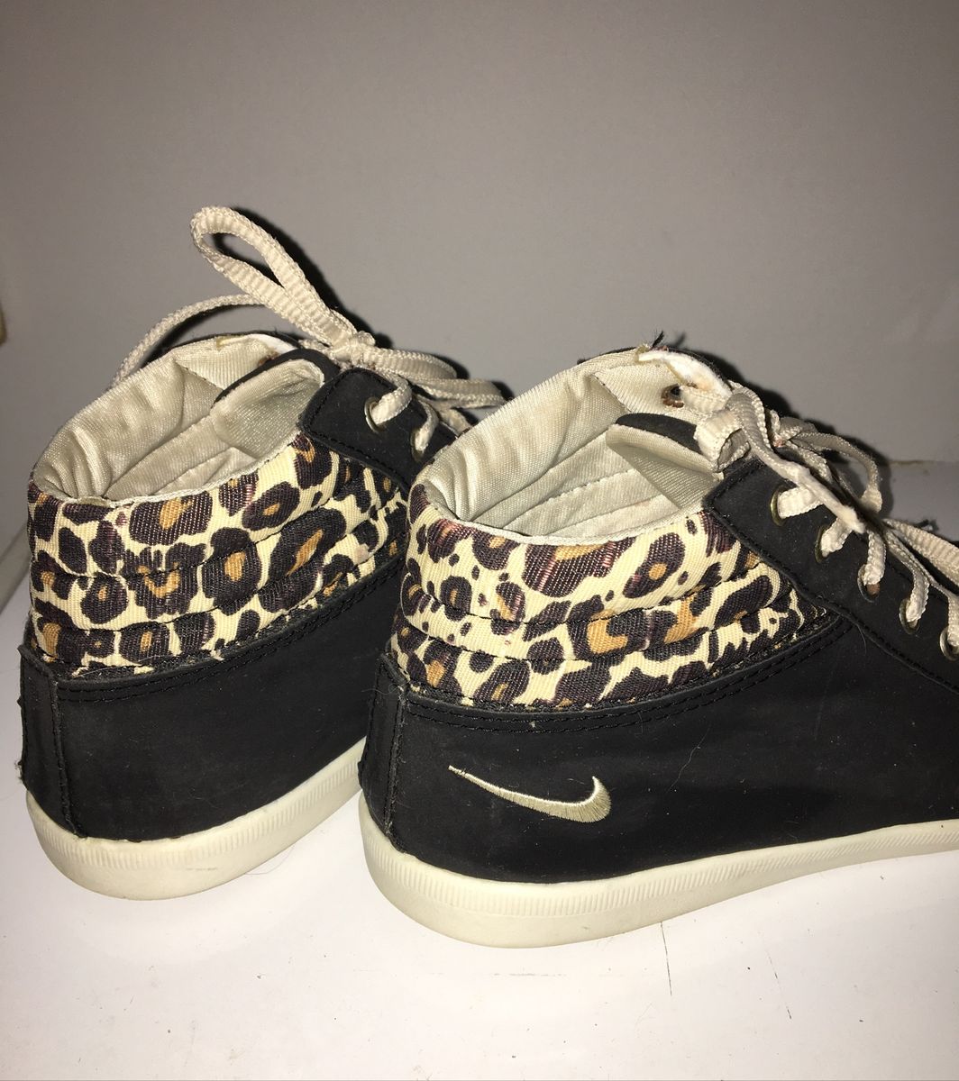 tenis preto com oncinha