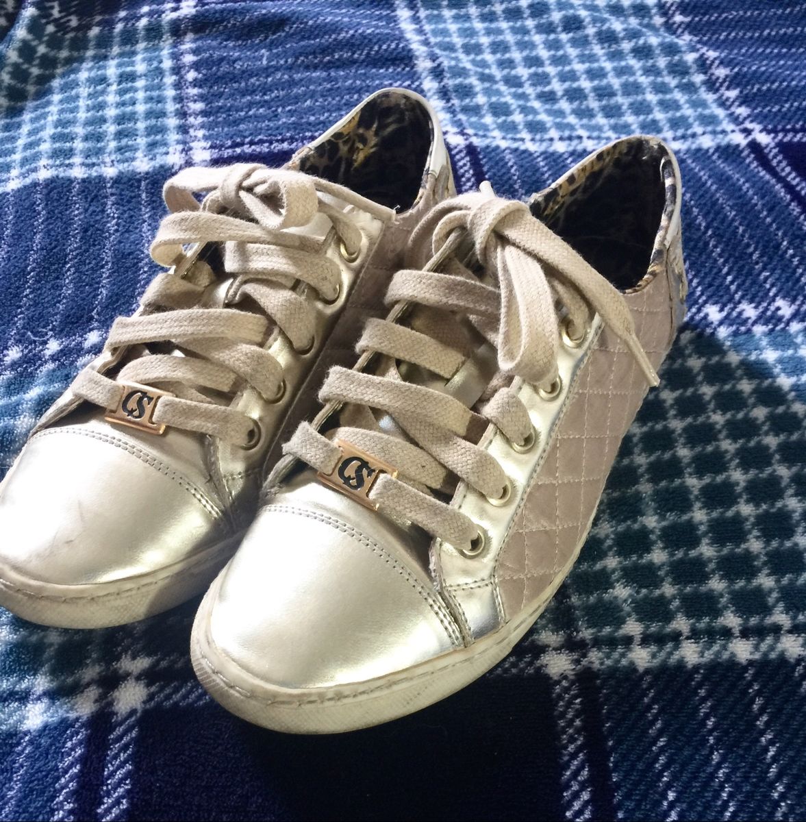 tenis carmen steffens dourado