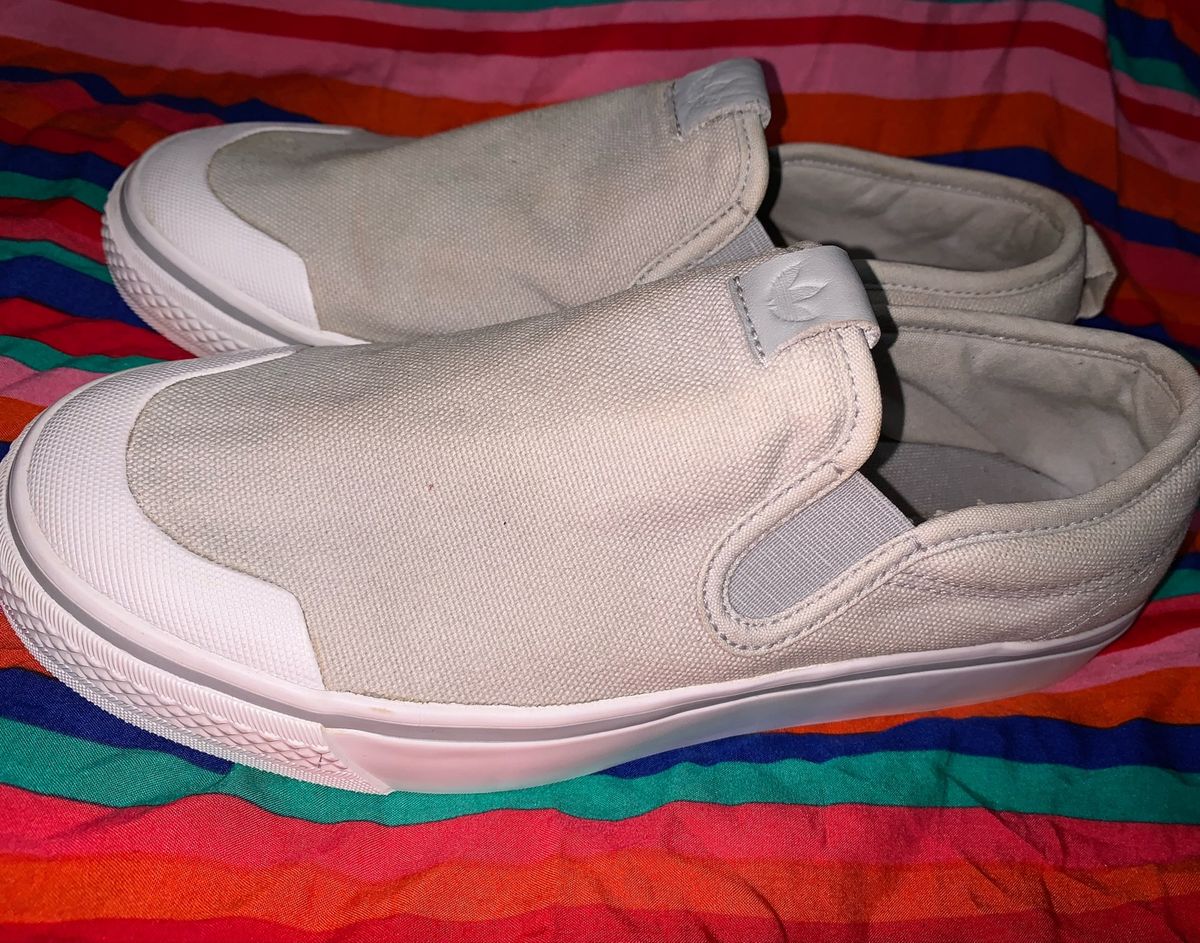 tenis adidas slip on cinza