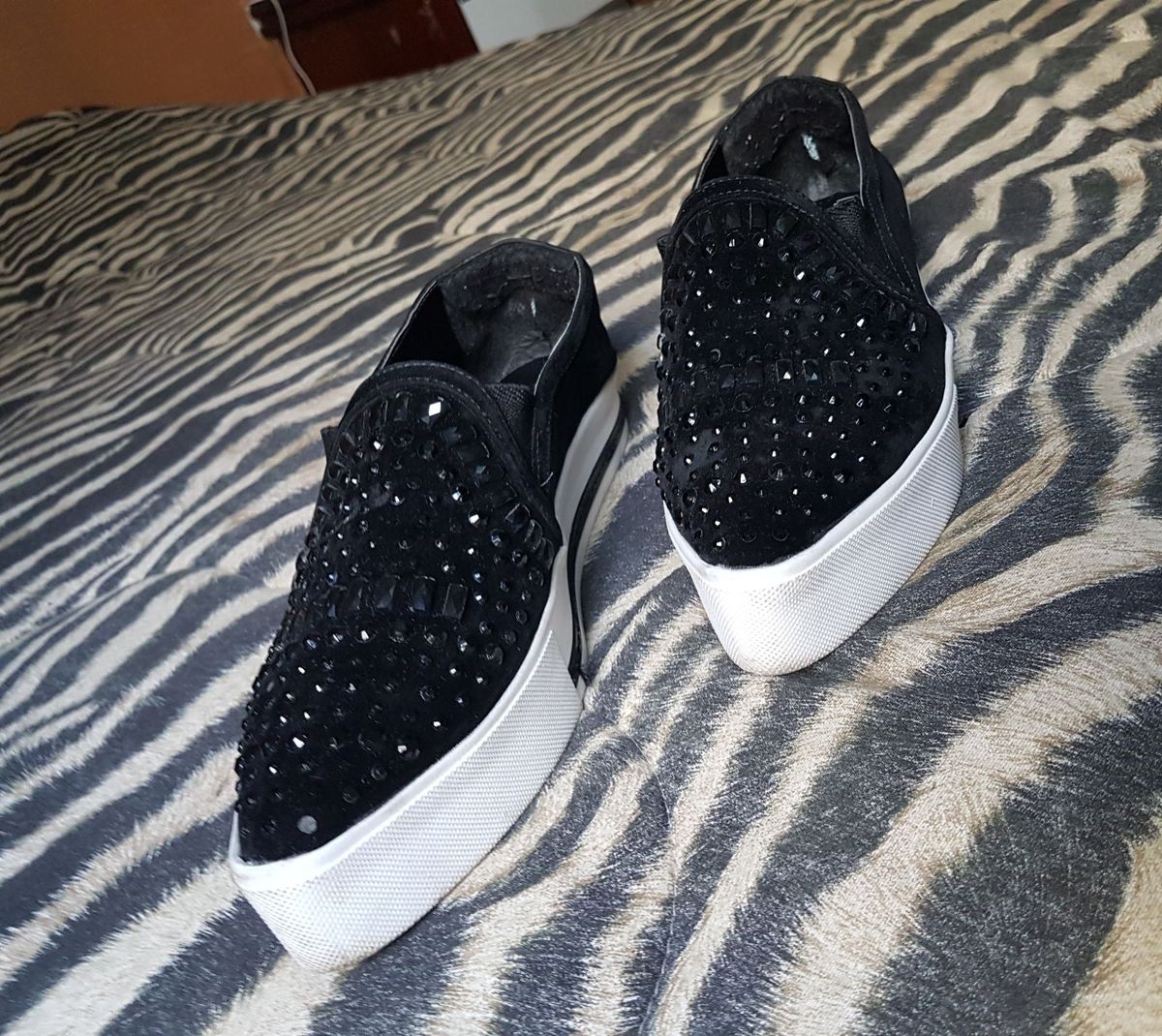 tenis com pedraria constance