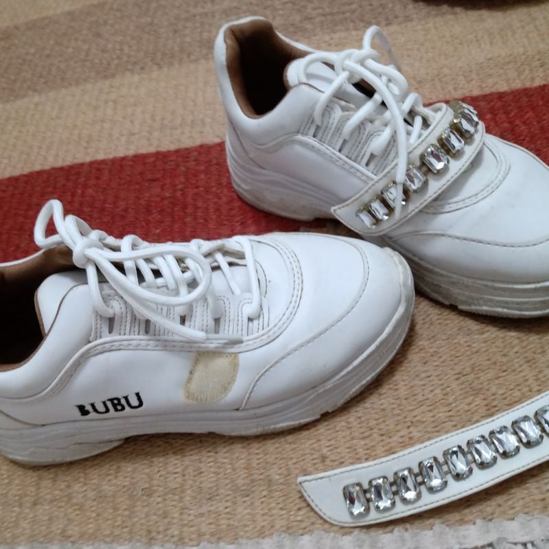 Tênis com Aplicação em Pedraria Tênis Feminino Bubu Usado