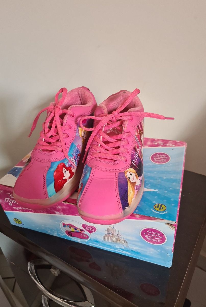 Tenis da sale barbie com rodinha