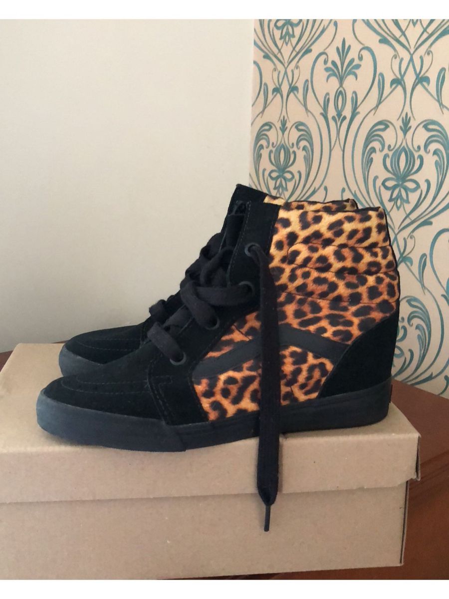 tenis com salto dentro