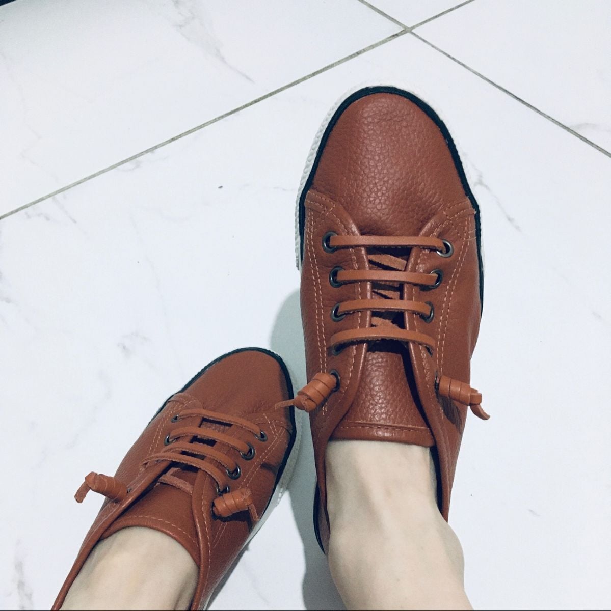 tenis de couro marrom
