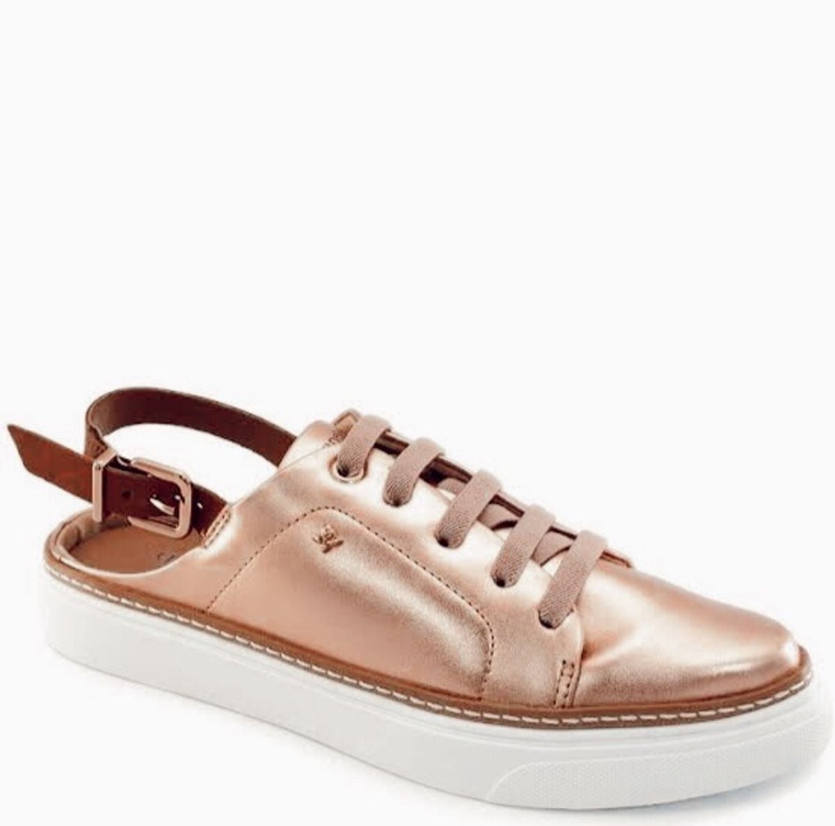 tenis aberto atras cravo e canela