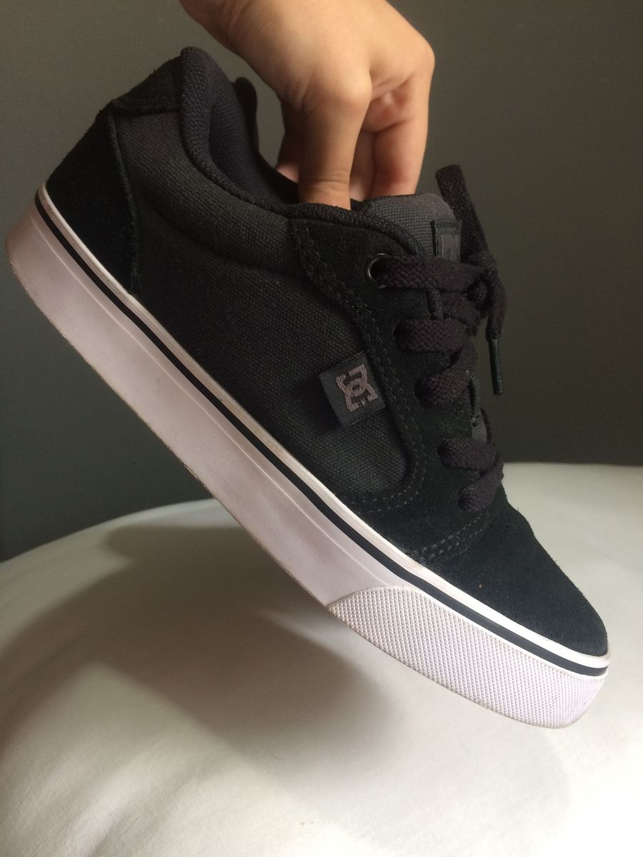 tenis dc preto e branco feminino