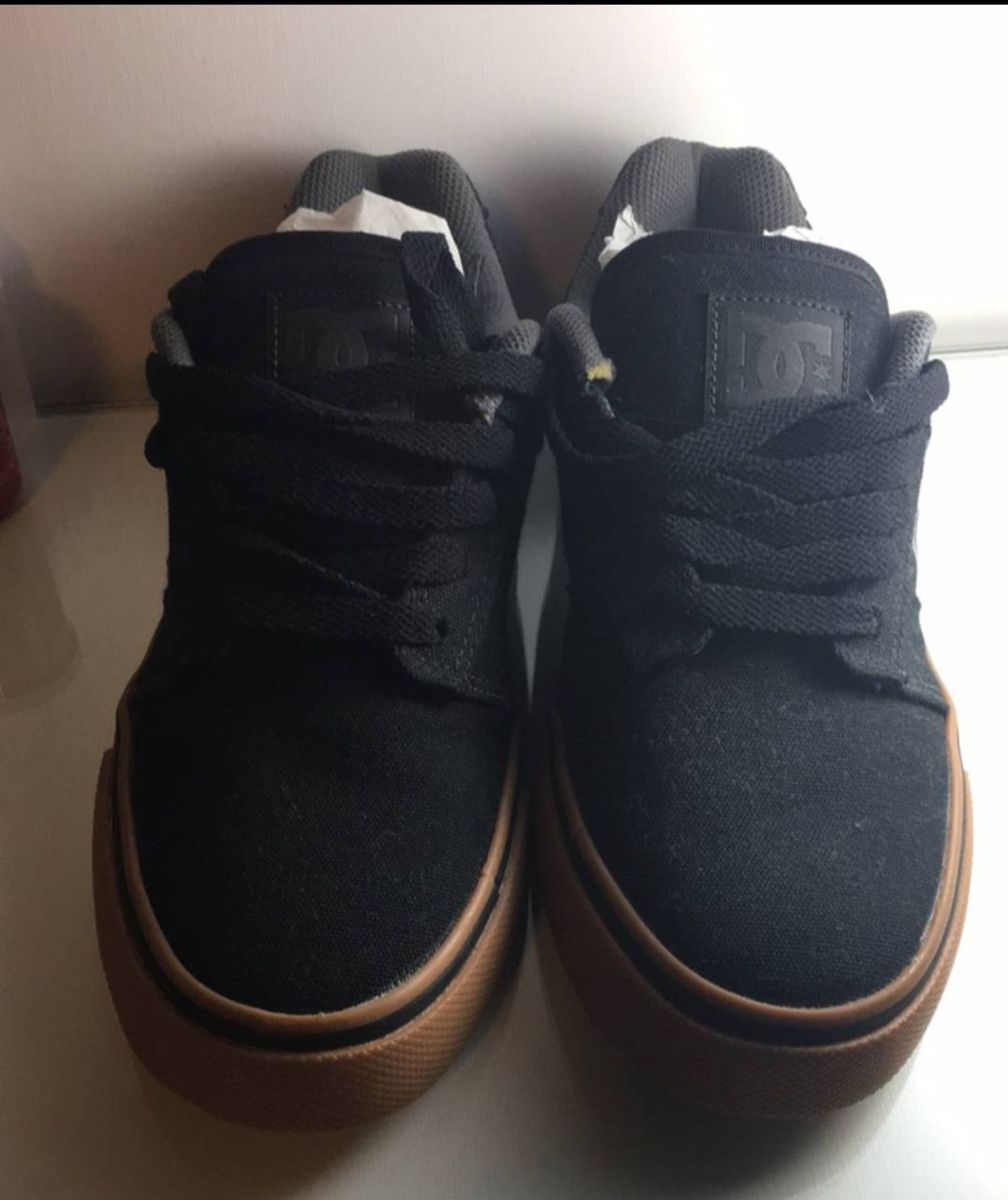 tenis dc preto sola marrom