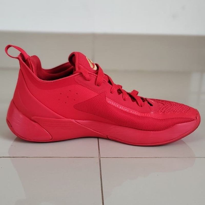 Tênis de Basquete Jordan Luka 1 University Red, Tamanho 45 Br