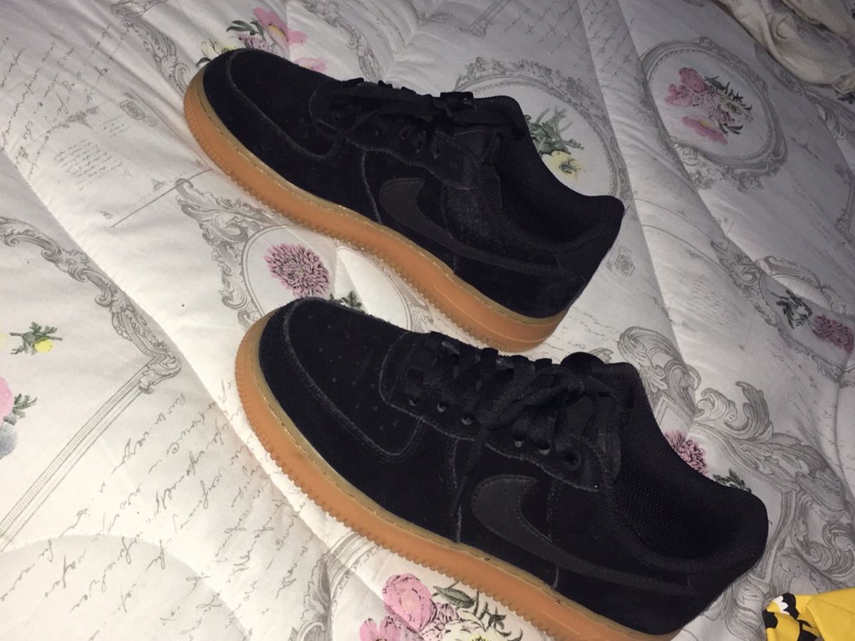 tenis preto com sola bege feminino