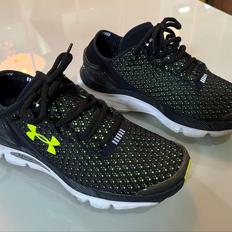 Tenis under armour store tem forma pequena