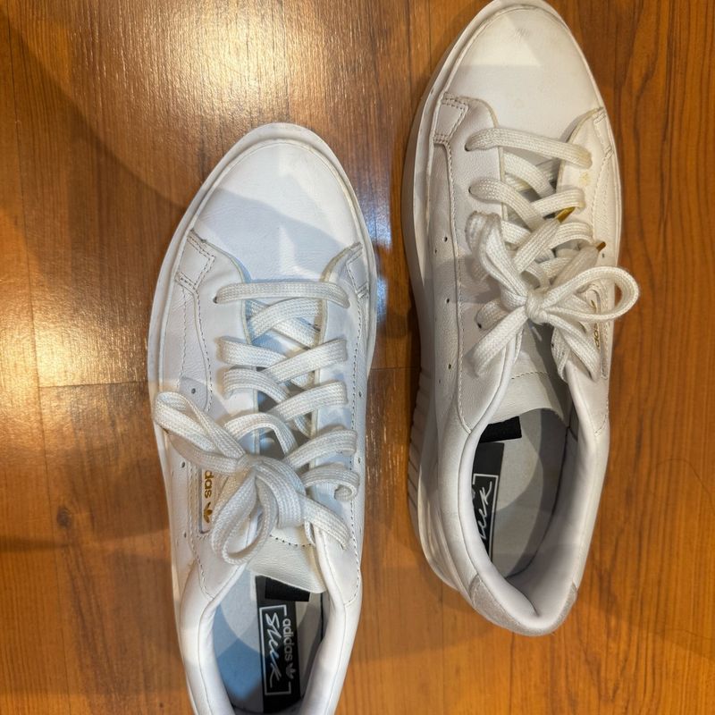 Tenis de Couro Branco Adidas Bico Fino Adidas Usado 109642561