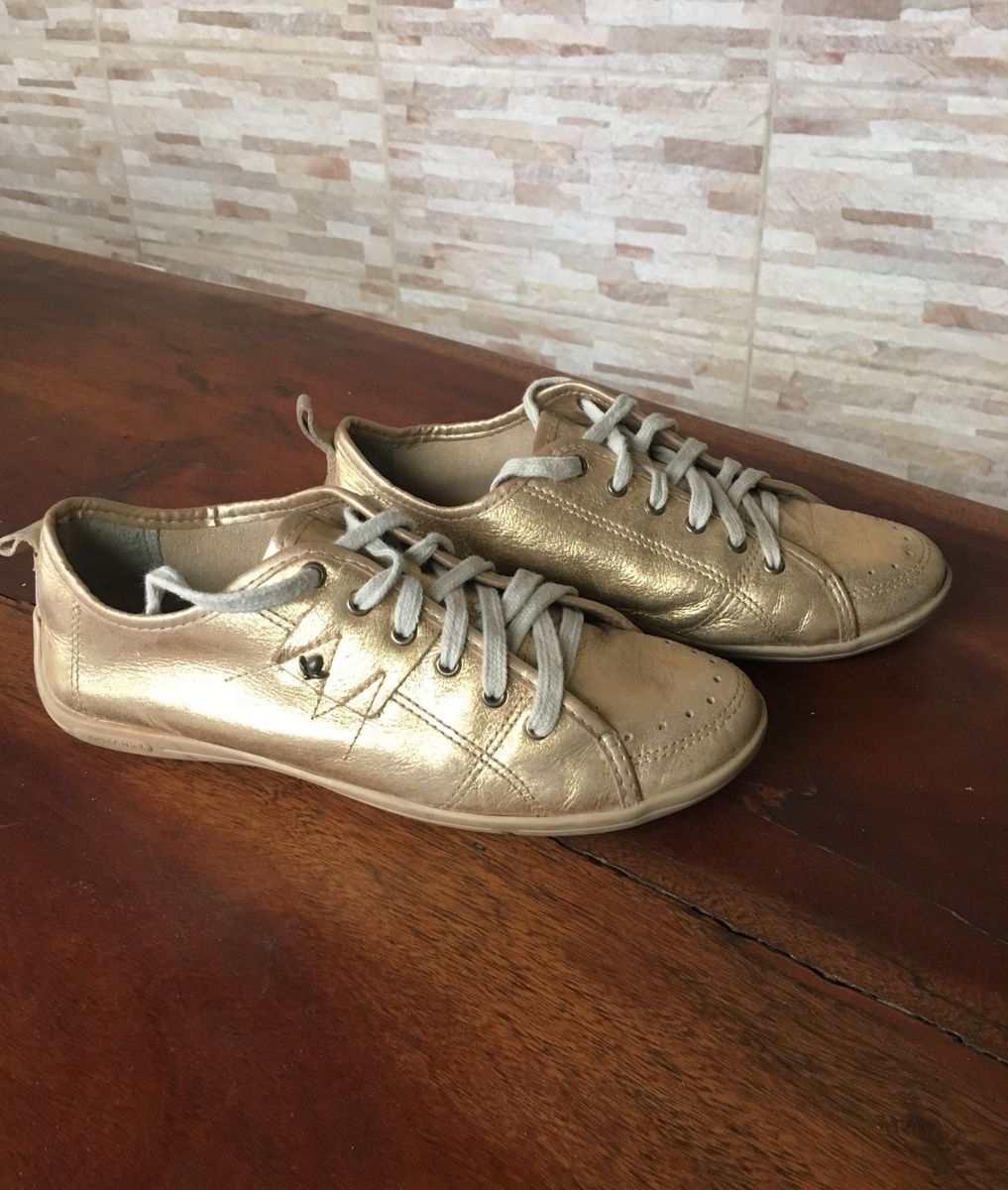 tenis cravo e canela dourado