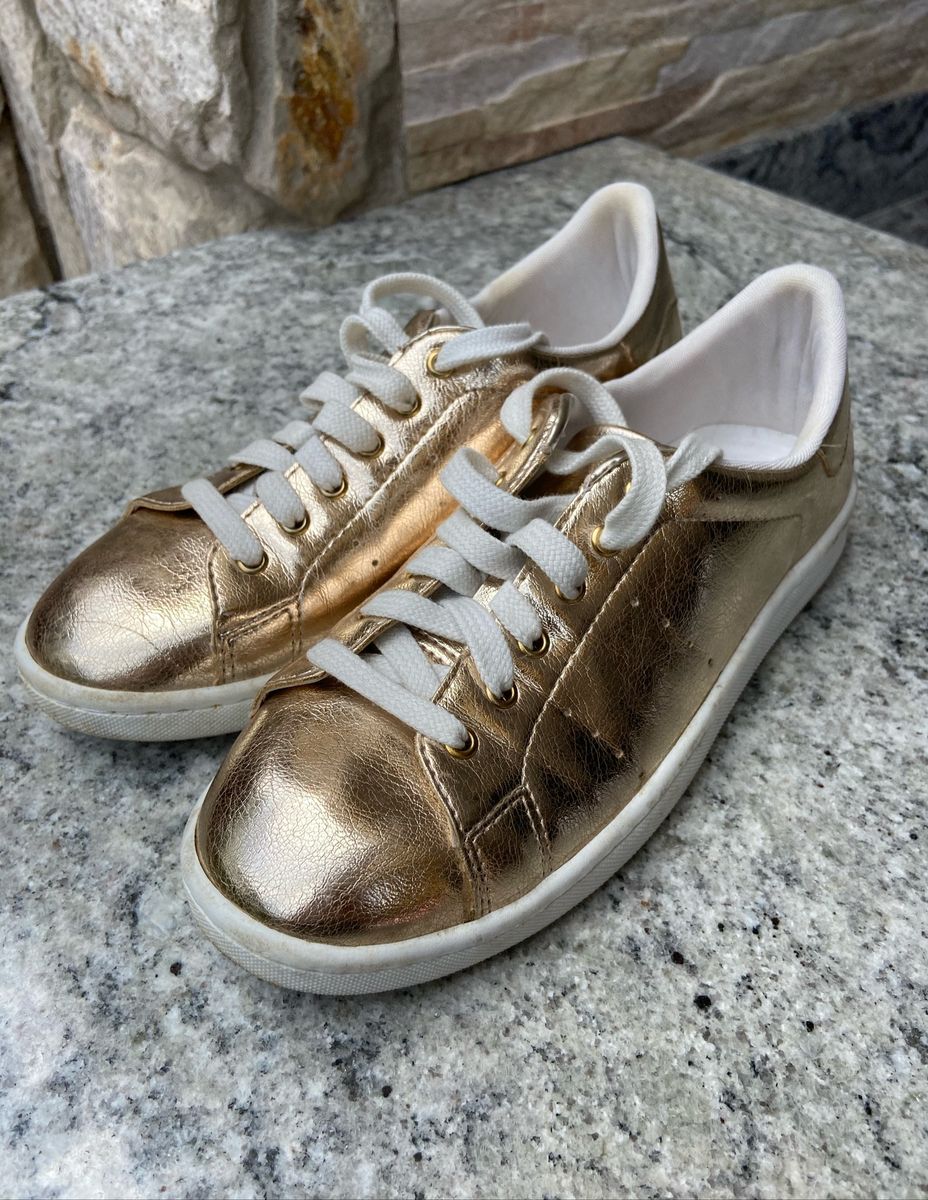 tenis dourado feminino arezzo