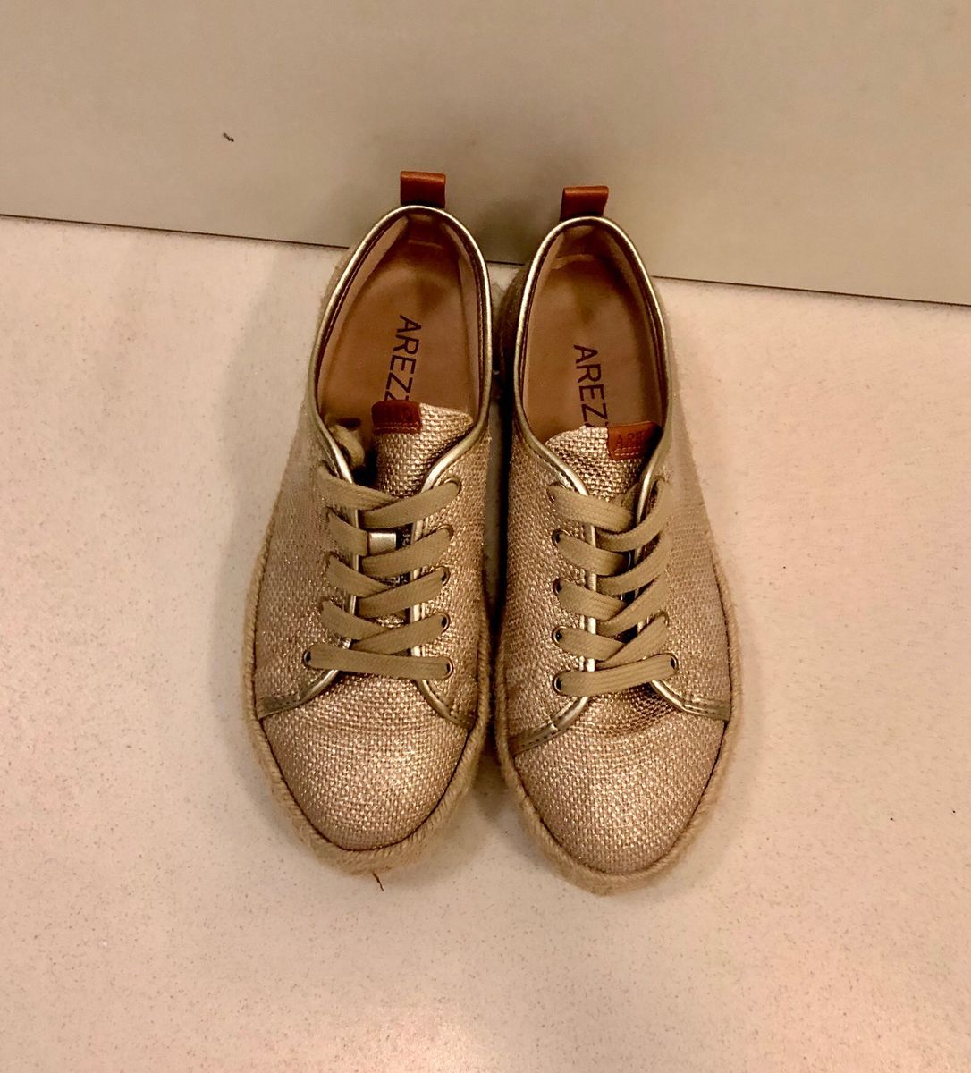 tenis dourado feminino arezzo