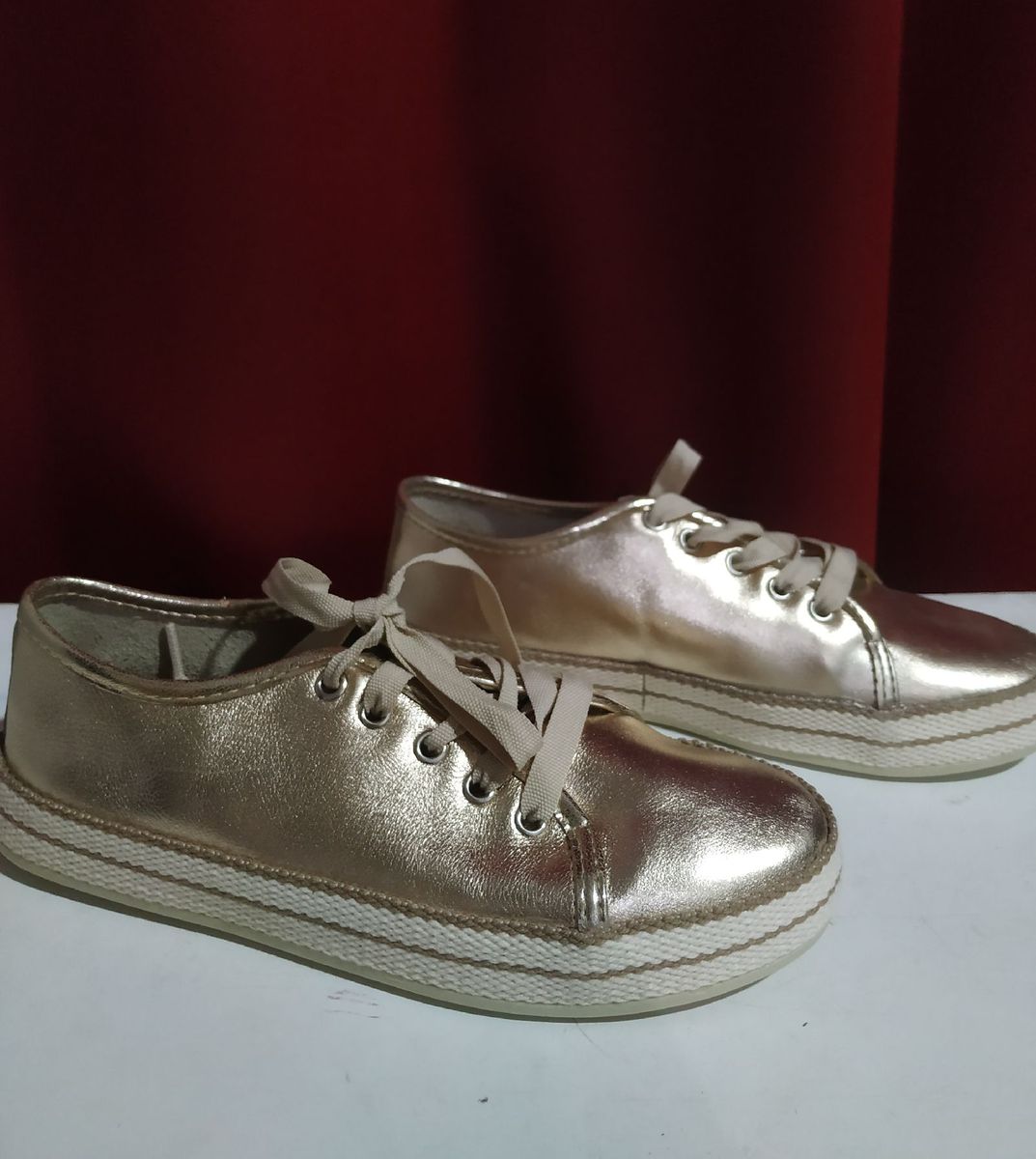 tenis dourado constance