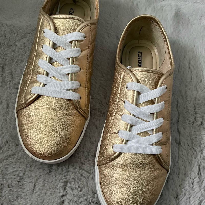 Tenis dourado hot sale feminino