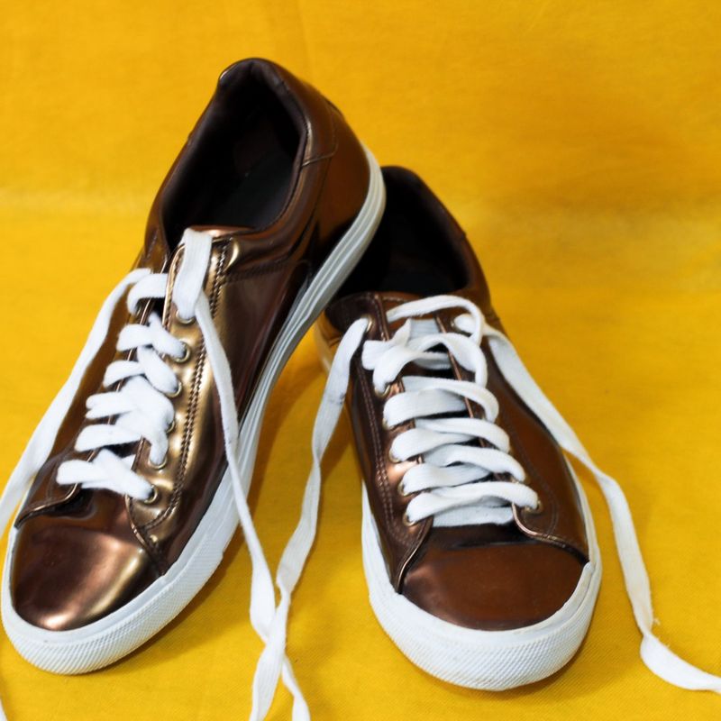 Tenis sales dourado masculino