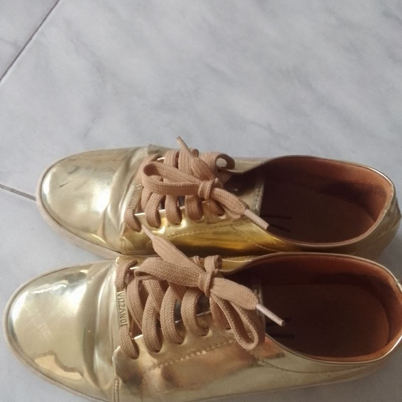 Tenis best sale dourado vizzano