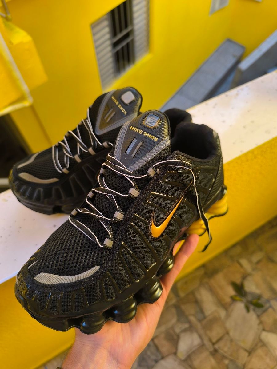 Tênis Doze Molas Preto e Dourado Usado 112468117 enjoei