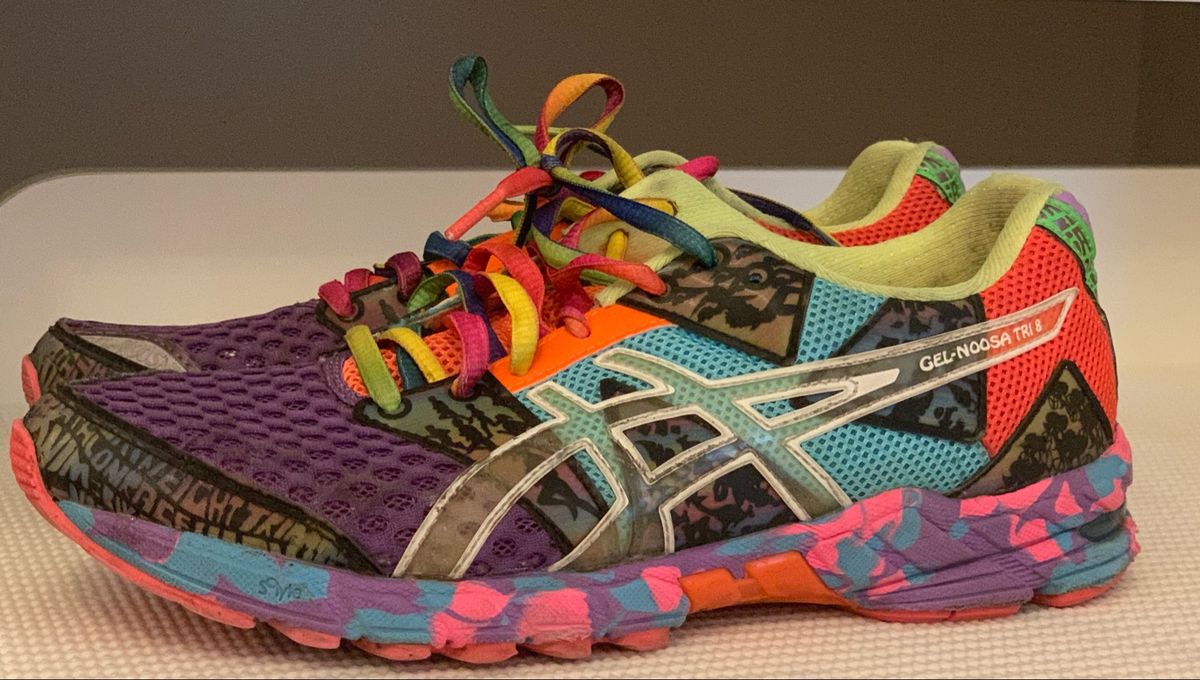 tenis asics solado colorido