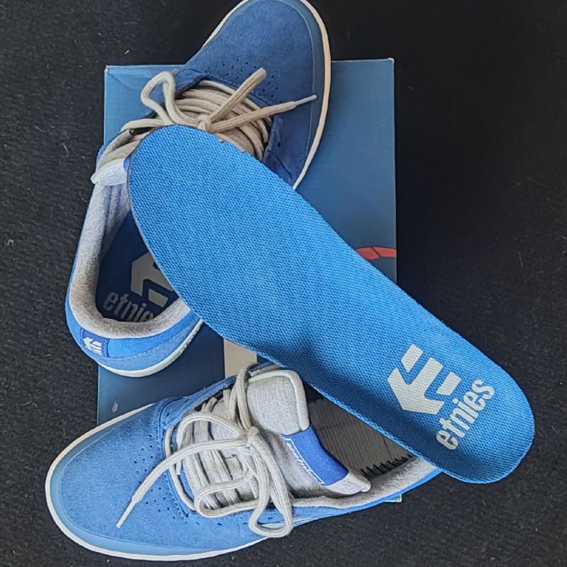 Etnies store blue shoes