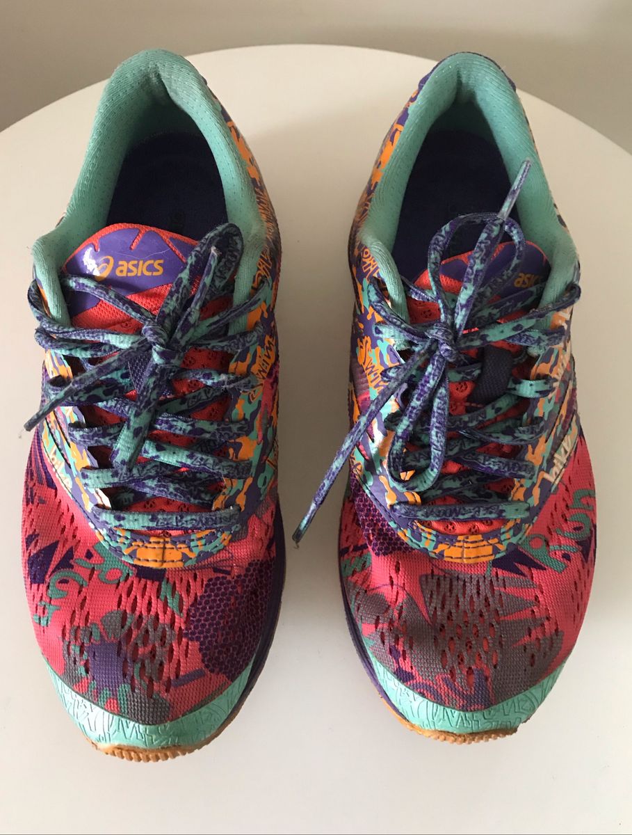 tenis asics estampado