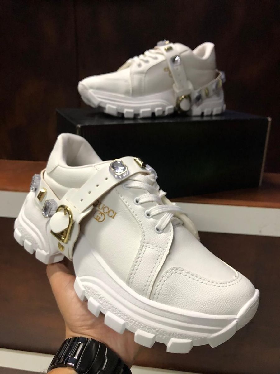tenis feminino com pedrarias