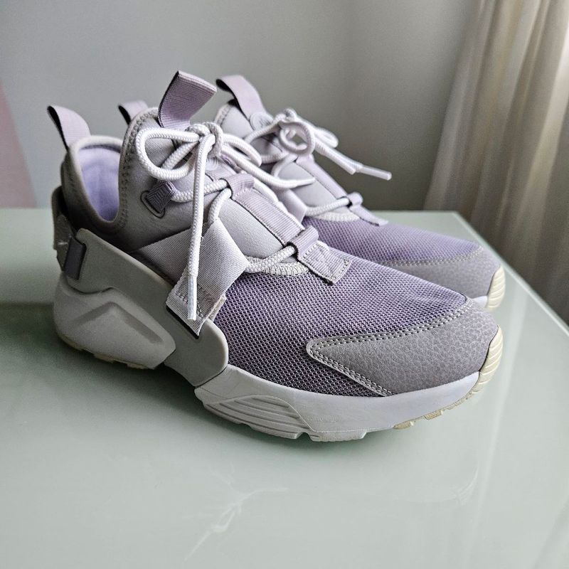 Womens nike air hot sale huarache city low