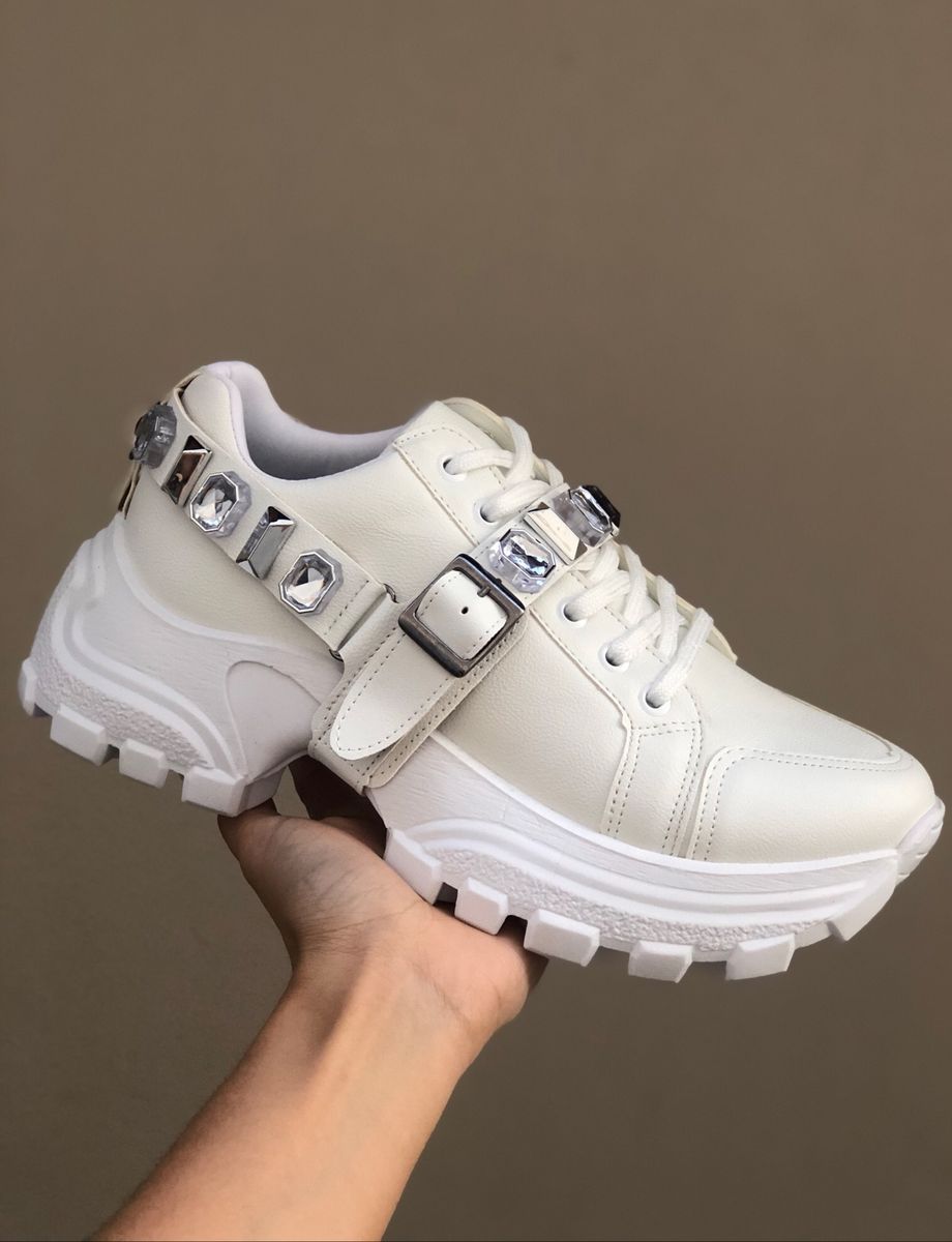 tênis estiloso feminino