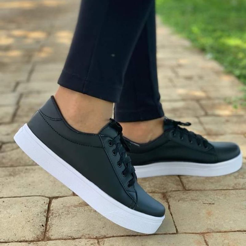 Sapato preto com sales branco feminino