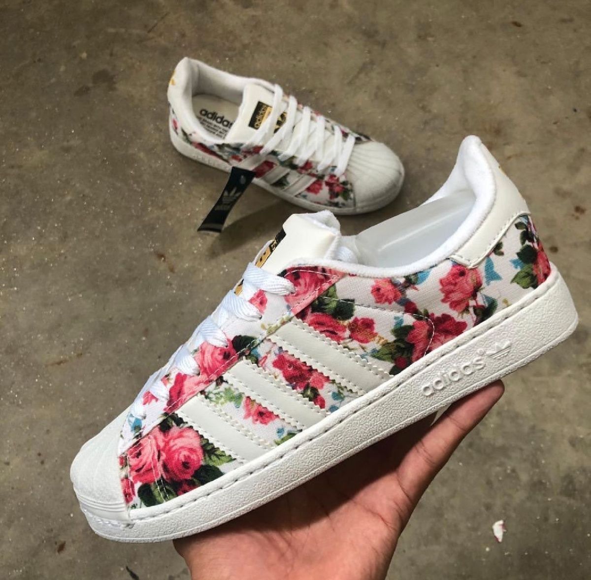 tenis florido feminino