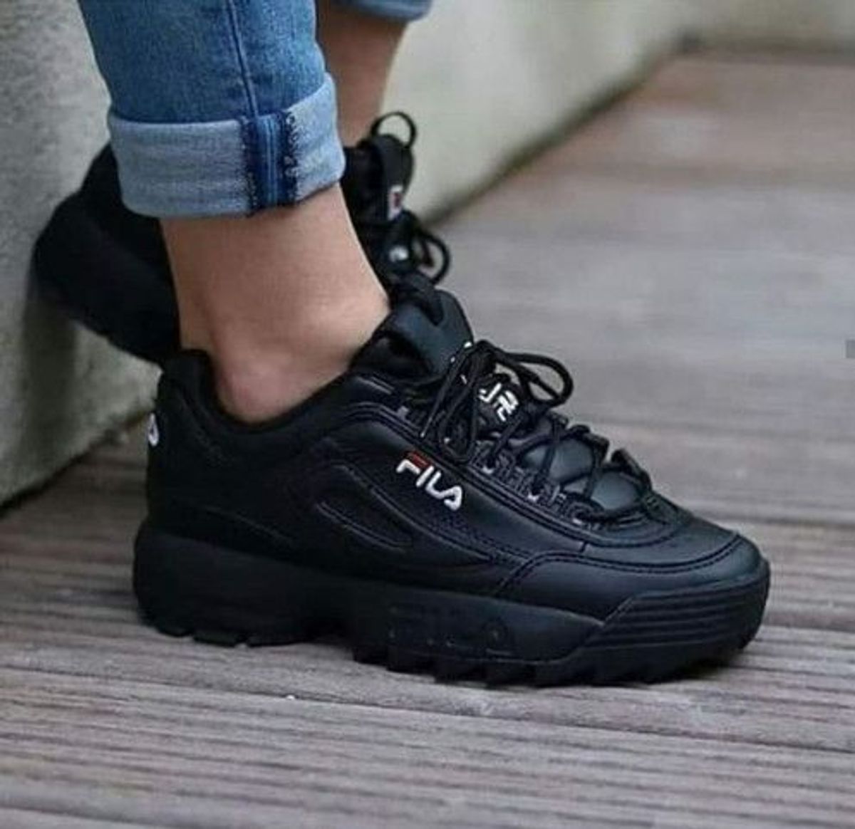 tenis fila preto e branco feminino
