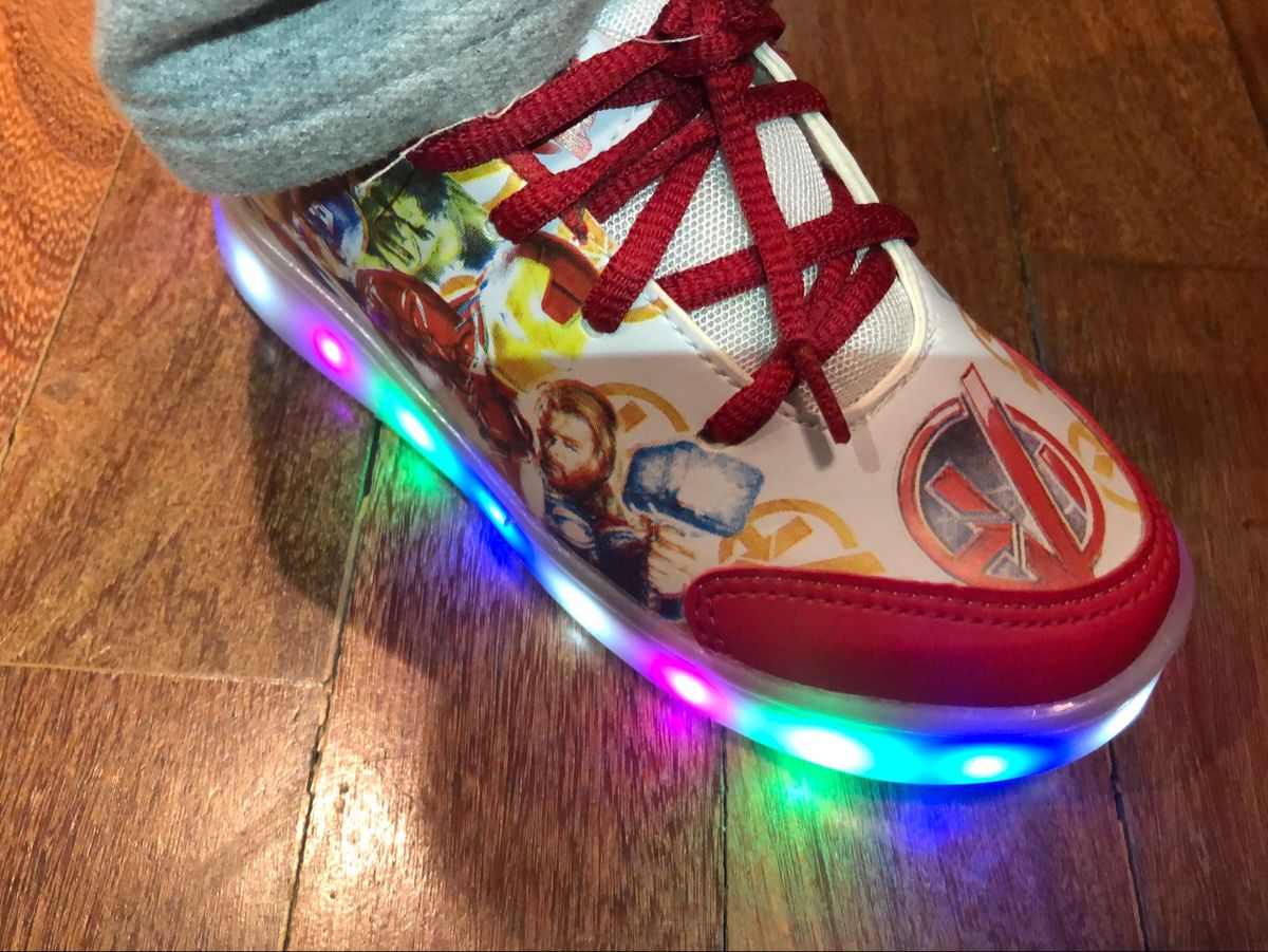 tenis led infantil personagens