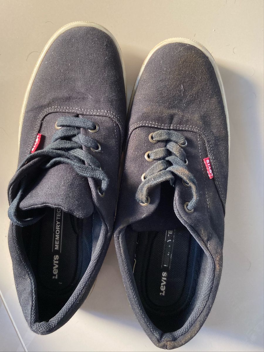 Tenis levis hot sale preto