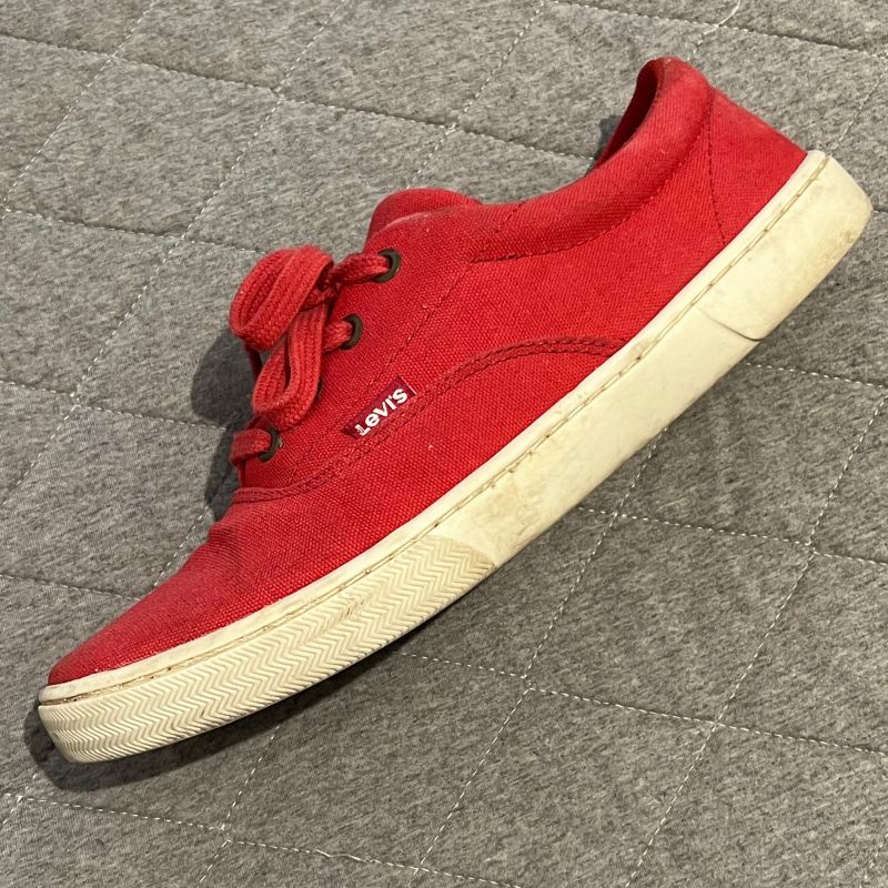 Tenis levis sale vermelho