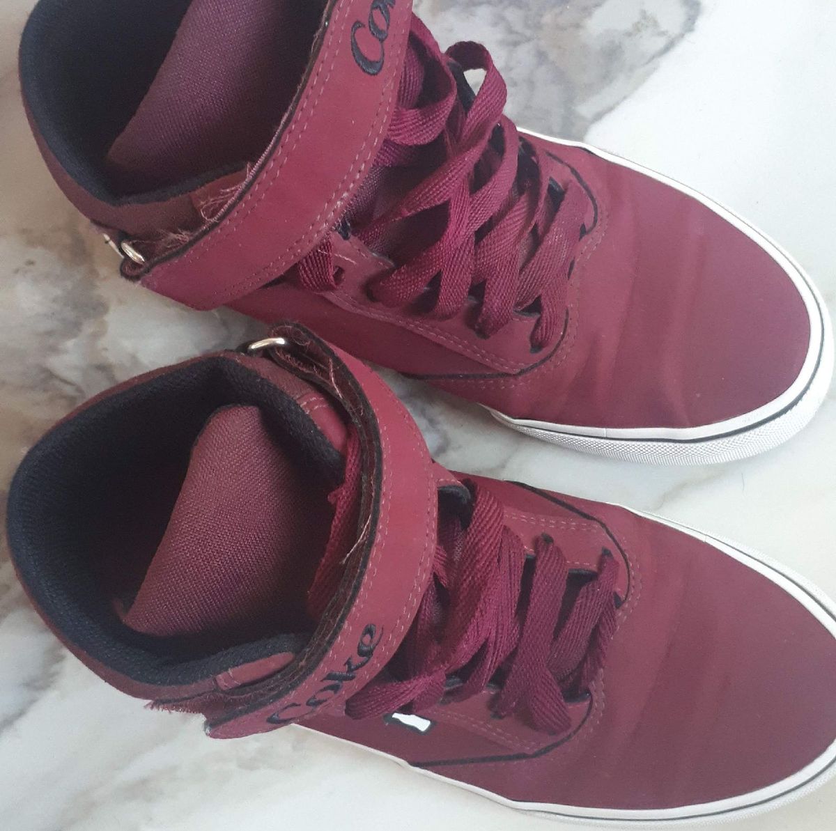 tenis coca cola feminino marsala