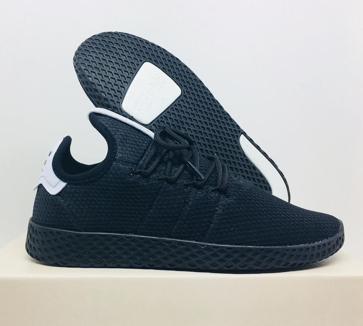 tênis pharrell williams preto