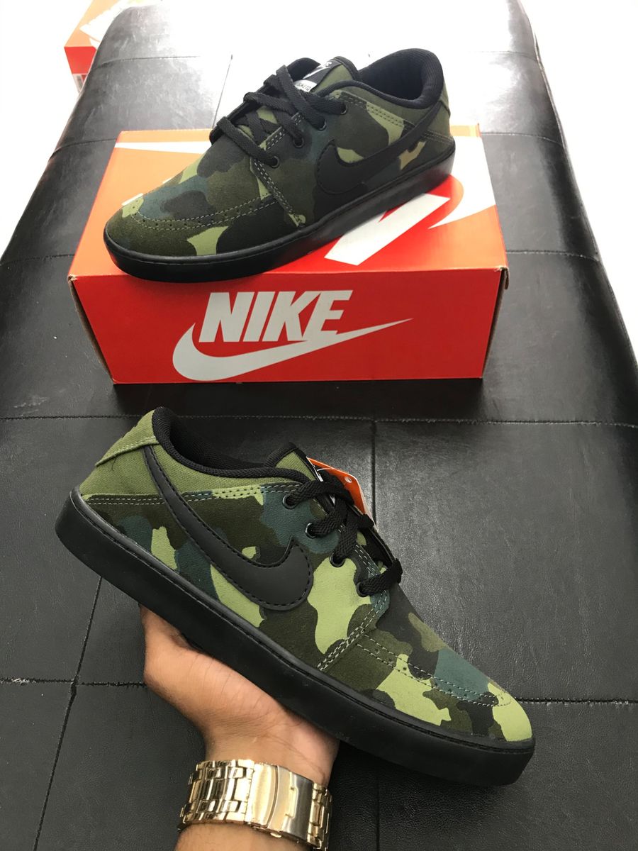 tênis camuflado nike