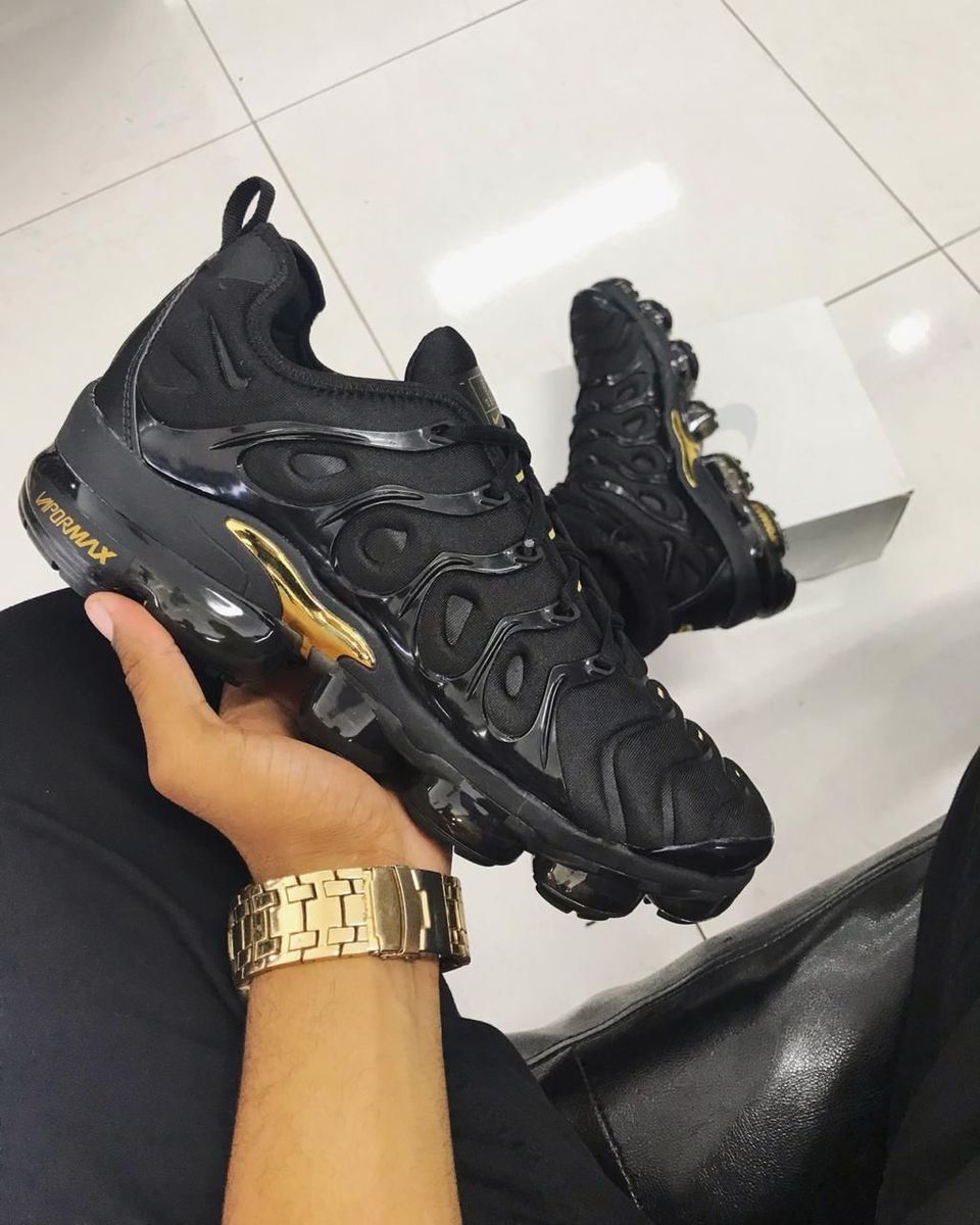 vapormax plus preto e dourado